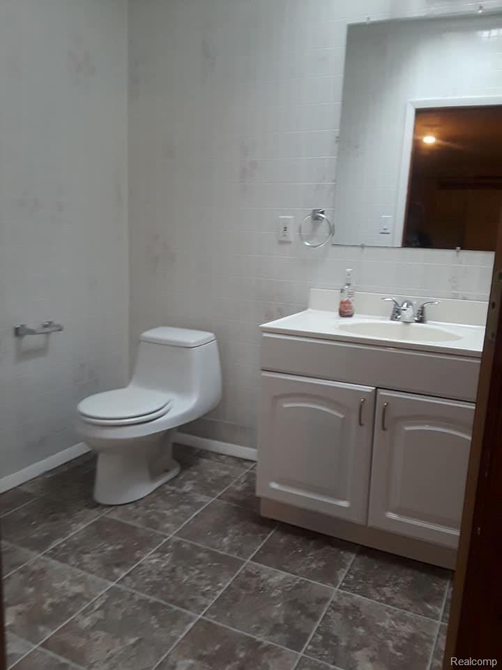 28728 Beverly Road Romulus, MI 48174 - Photo 15 of 28 garage full bath.jpg