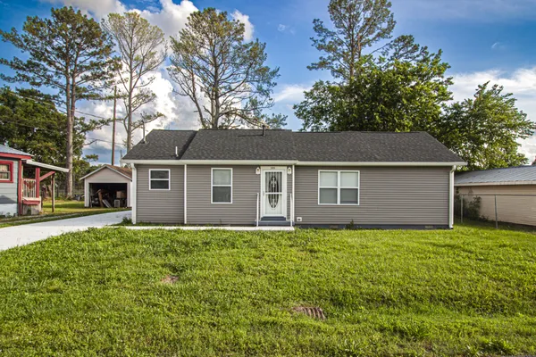 a view of a house with a yard