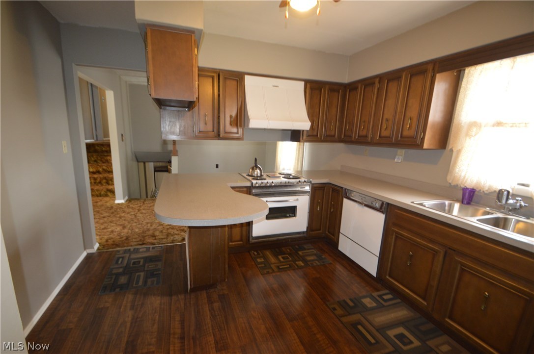 525 Howland Wilson Road Northeast Warren, OH 44484 - Photo 10 of 26 Fully Equip kitchen, open to dining room. Updated flooring
