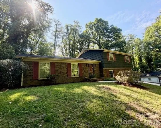 $279,900 | 845 Cherokee Place Southwest, Lenoir, NC 28645