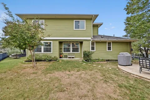 a view of a house with backyard