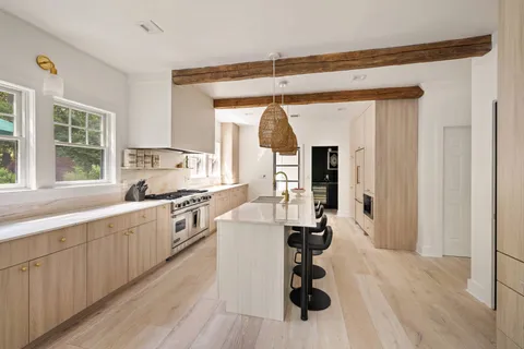 $2,995,000 | 32 Deep 6 Drive, East Hampton, NY 11937