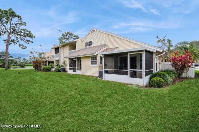 a view of a house with backyard and garden
