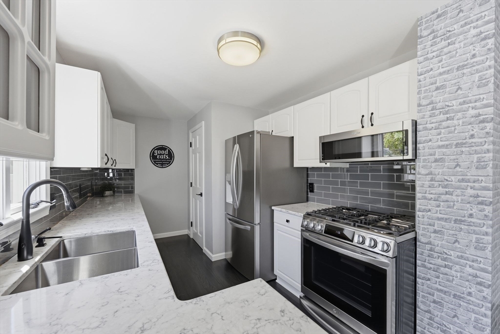 33 Winding Lane Springfield, MA 01118 - Photo 4 of 42