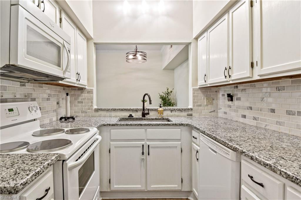 336 Meadows Circle Winston-Salem, NC 27104 - Photo 2 of 24