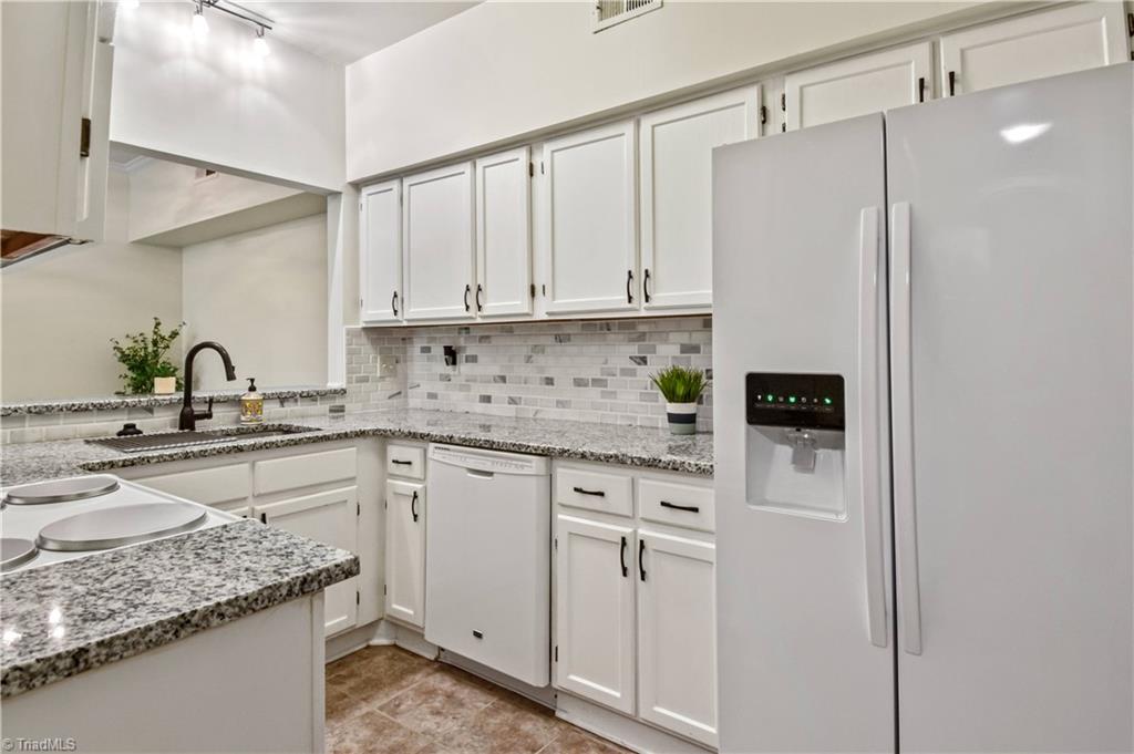 336 Meadows Circle Winston-Salem, NC 27104 - Photo 3 of 24