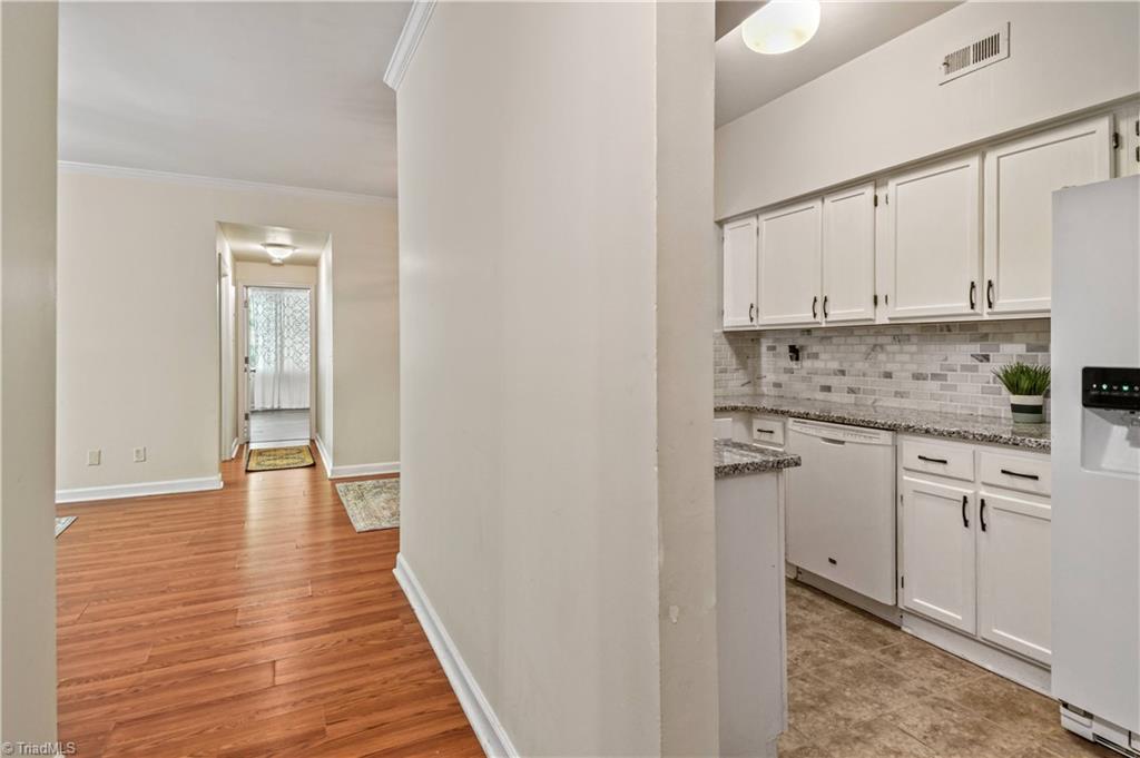 336 Meadows Circle Winston-Salem, NC 27104 - Photo 5 of 24
