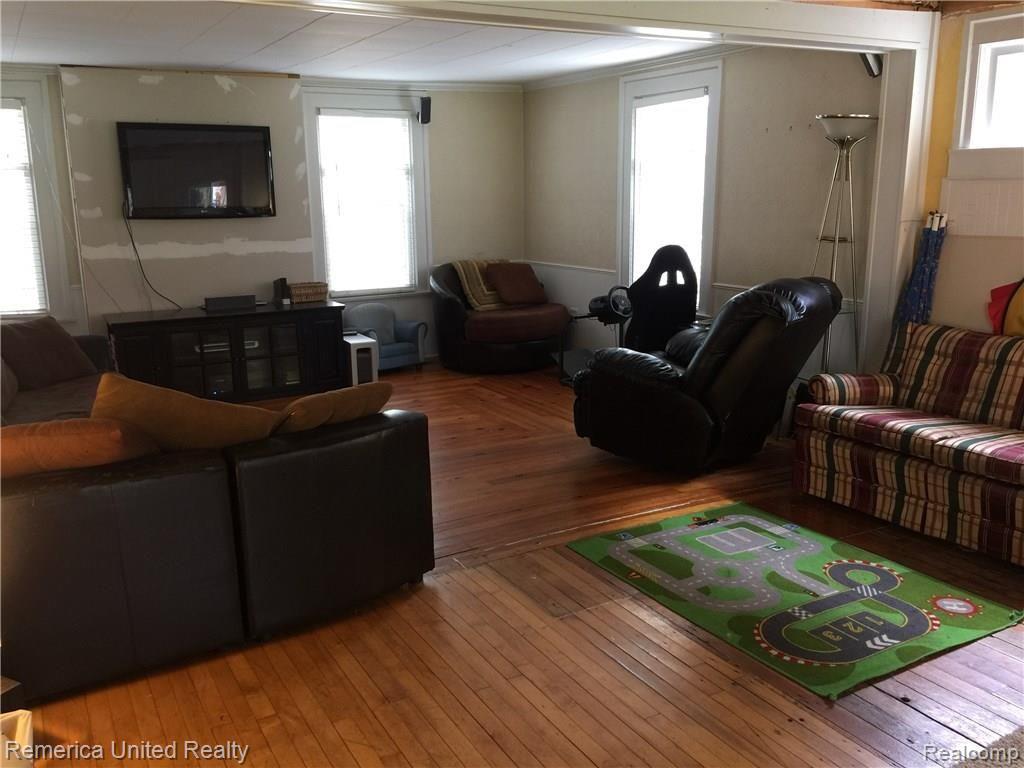 11 South Holcomb Road Clarkston, MI 48346 - Photo 10 of 28 Super Spacious, lots of light!