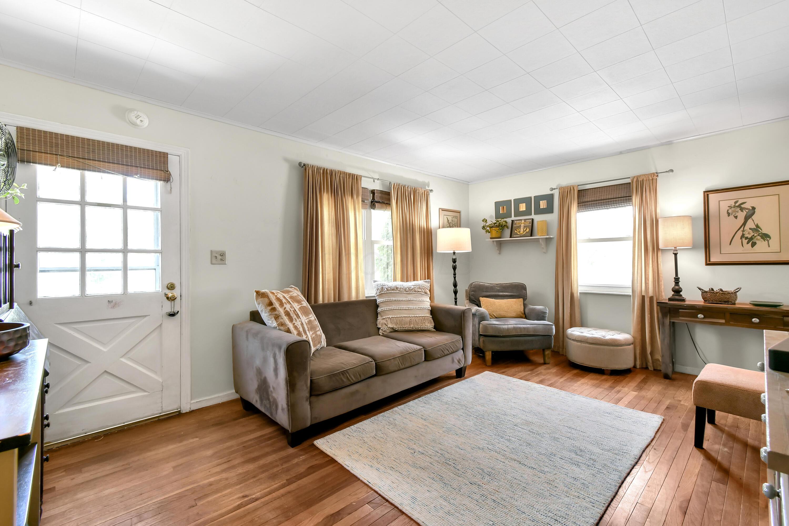 541 Northridge Road Columbus, OH 43214 - Photo 11 of 40 Hardwood Floors throughout