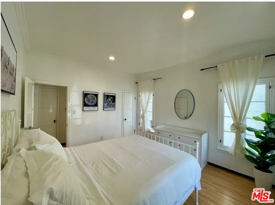 854 4th Street, Unit F Santa Monica, CA 90403 - Photo 11 of 13 a bedroom with a bed and a potted plant
