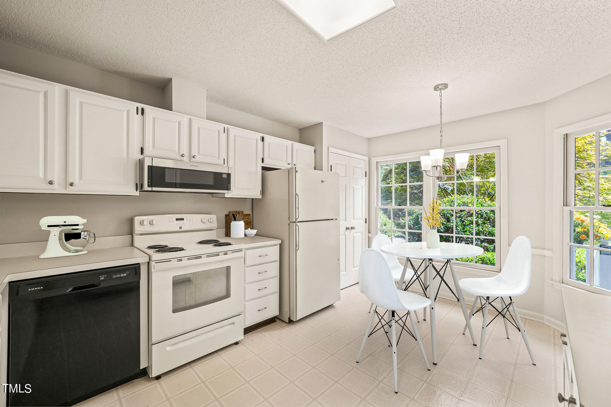 Kitchen (1) staged