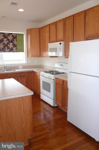 8115 Hard Shale Road Manassas, VA 20111 - Photo 11 of 26 42" Cabinets & Gleaming Hardwood Floor