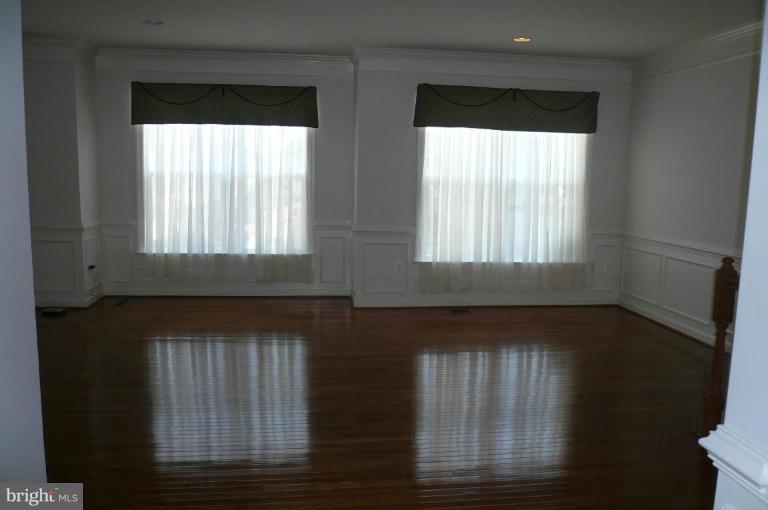 8115 Hard Shale Road Manassas, VA 20111 - Photo 7 of 26 LR w/Gleaming Hardwood Floors!