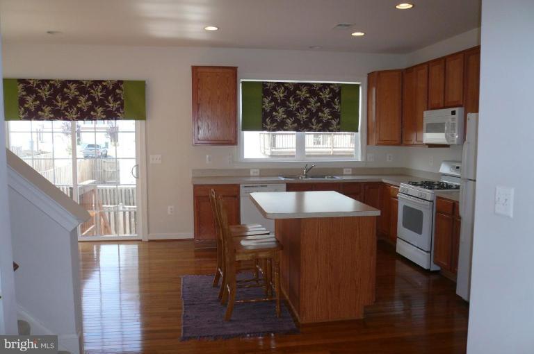 8115 Hard Shale Road Manassas, VA 20111 - Photo 10 of 26 Spacious Kitchen with Dining Area & Center Island