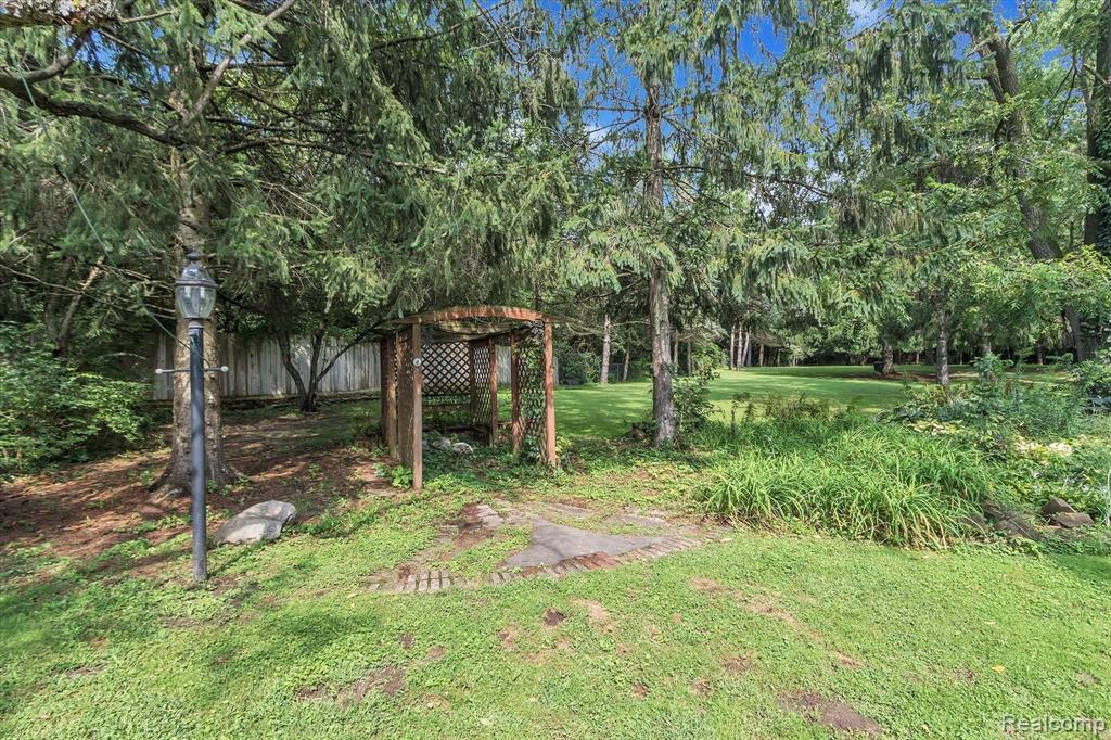 28366 Rollcrest Road Farmington Hills, MI 48334 - Photo 37 of 53