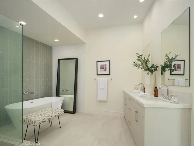 a en suite bathroom with a double vanity sink and a mirror