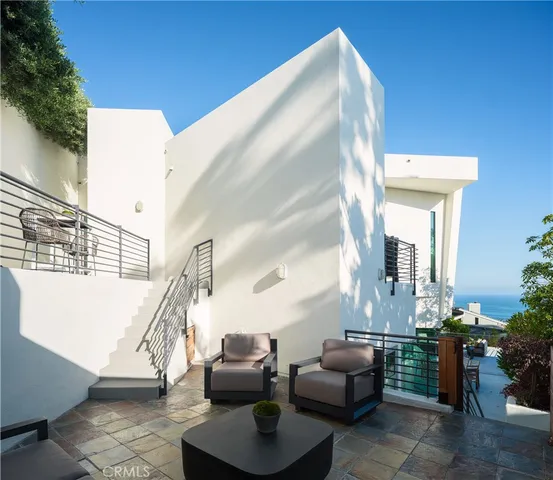 a view of entryway and livingroom