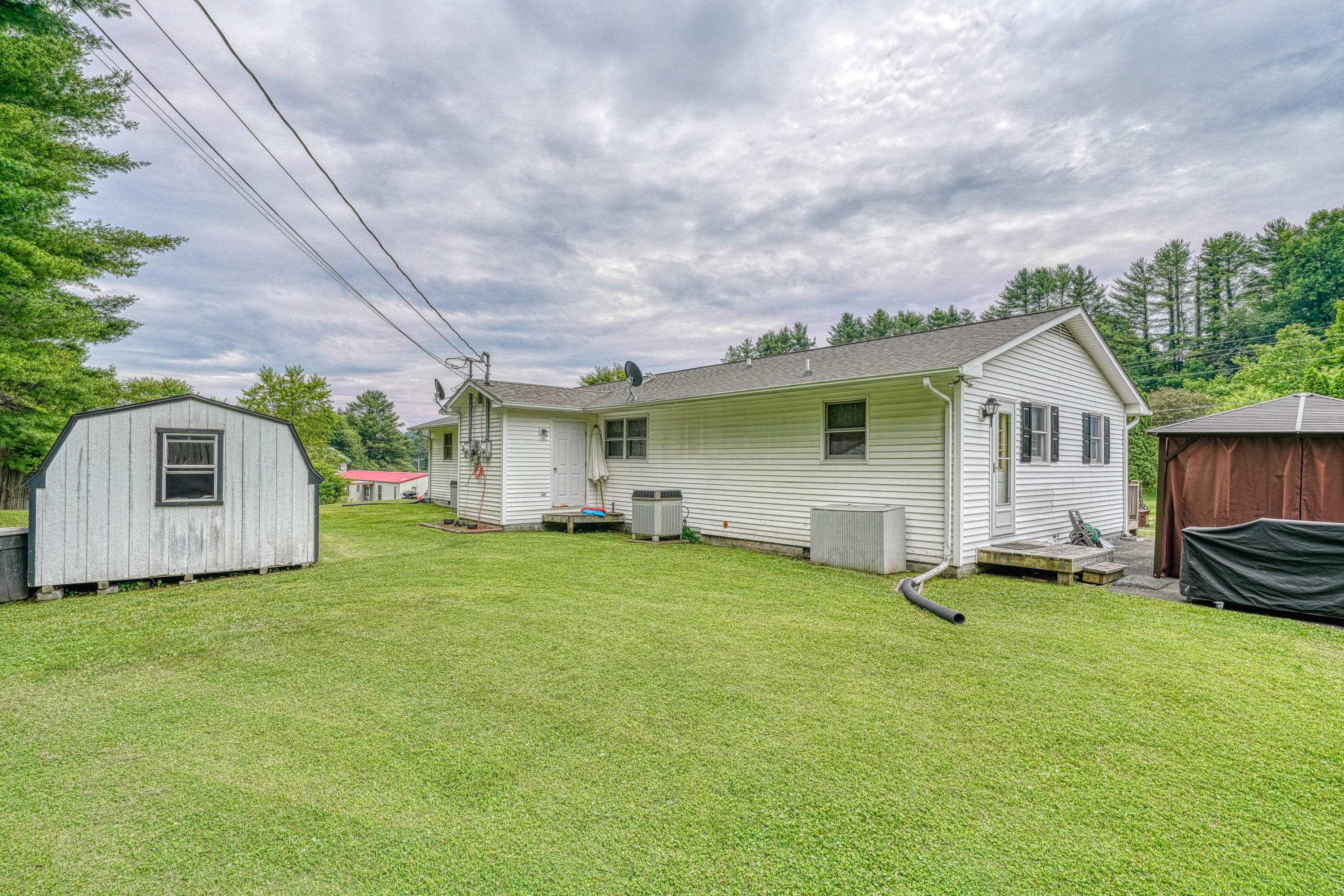 490 Hospital Road, Unit 1 Mountain City, TN 37683 - Photo 4 of 35 490H_DSC08423-4