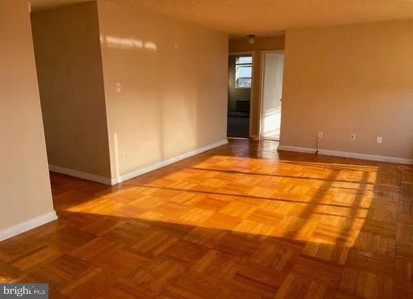 a view of empty room with window