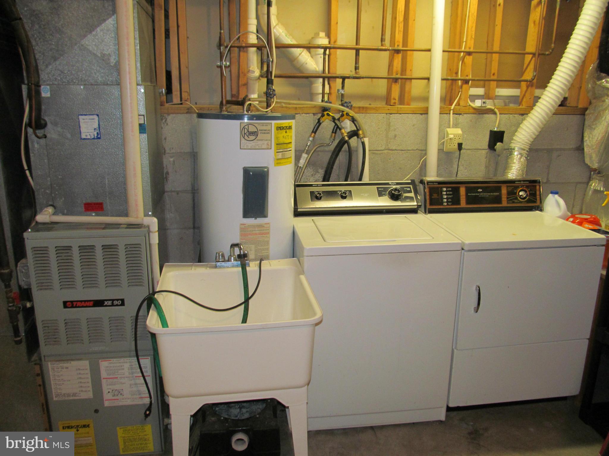 54 Yew Road Baltimore, MD 21221 - Photo 18 of 28 a utility room with dryer and washer