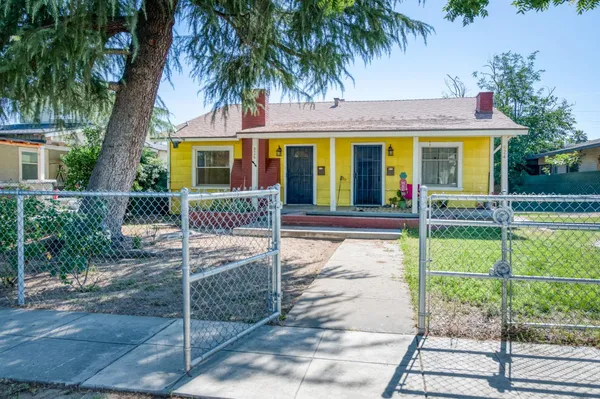 a front view of house with yard