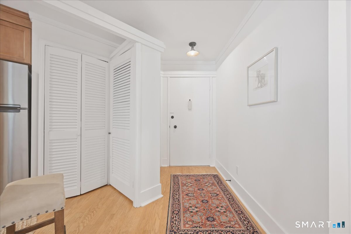85 River Road, Unit M5 Essex, CT 06426 - Photo 5 of 35 Foyer