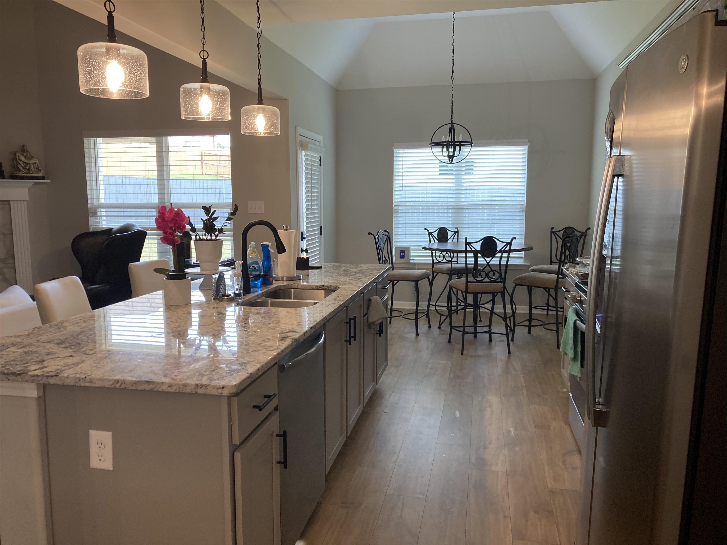 7828 Shadowcrest Road Memphis, TN 38125 - Photo 5 of 13 a kitchen with counter top space