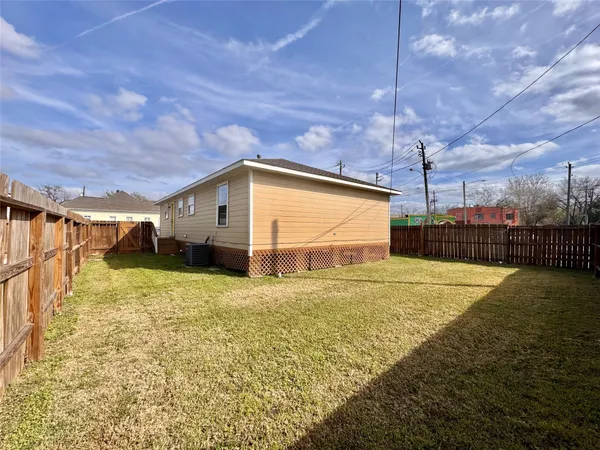 $2,300 | 301 Enid Street, Houston, TX 77009