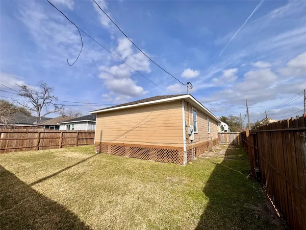 $2,300 | 301 Enid Street, Houston, TX 77009