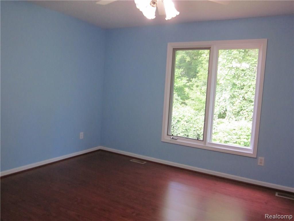21600 River Ridge Farmington, MI 48335 - Photo 11 of 29