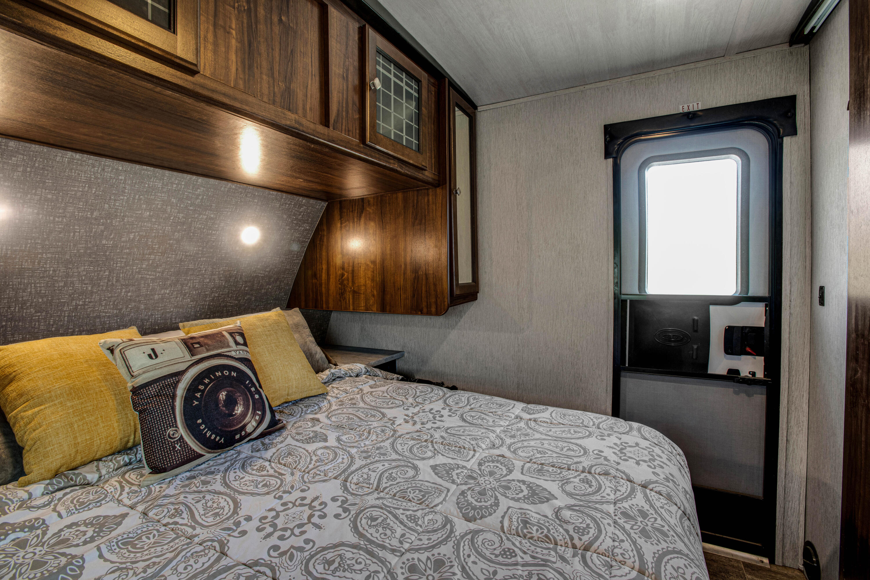 69411 Ramon Road, Unit 269 Cathedral City, CA 92234 - Photo 21 of 62 a bedroom with a bed and a mirror