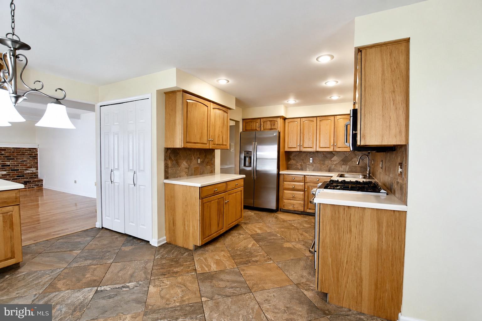 44 Brookline Clementon, NJ 08021 - Photo 13 of 35 Spacious Eat-in Kitchen