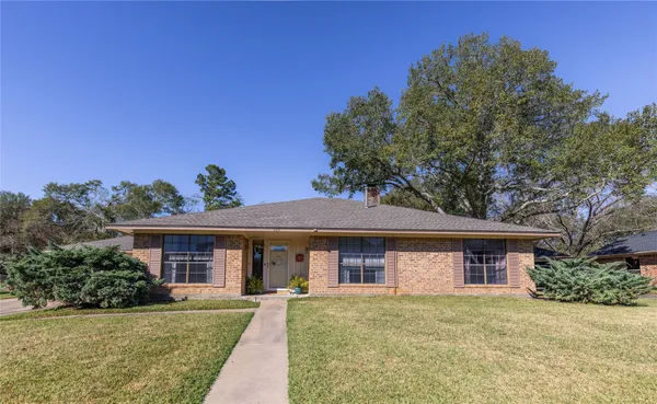 $380,000 | 204 Briarwood Drive, Bellville, TX 77418