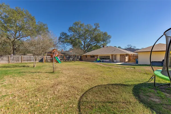 $380,000 | 204 Briarwood Drive, Bellville, TX 77418