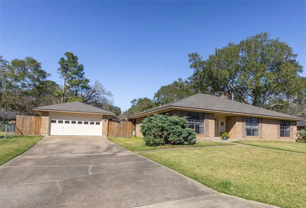 $380,000 | 204 Briarwood Drive, Bellville, TX 77418