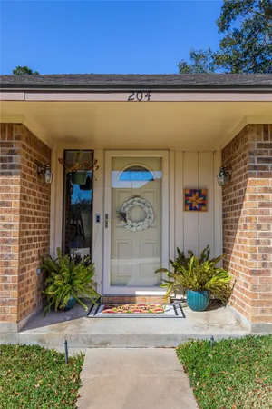$380,000 | 204 Briarwood Drive, Bellville, TX 77418