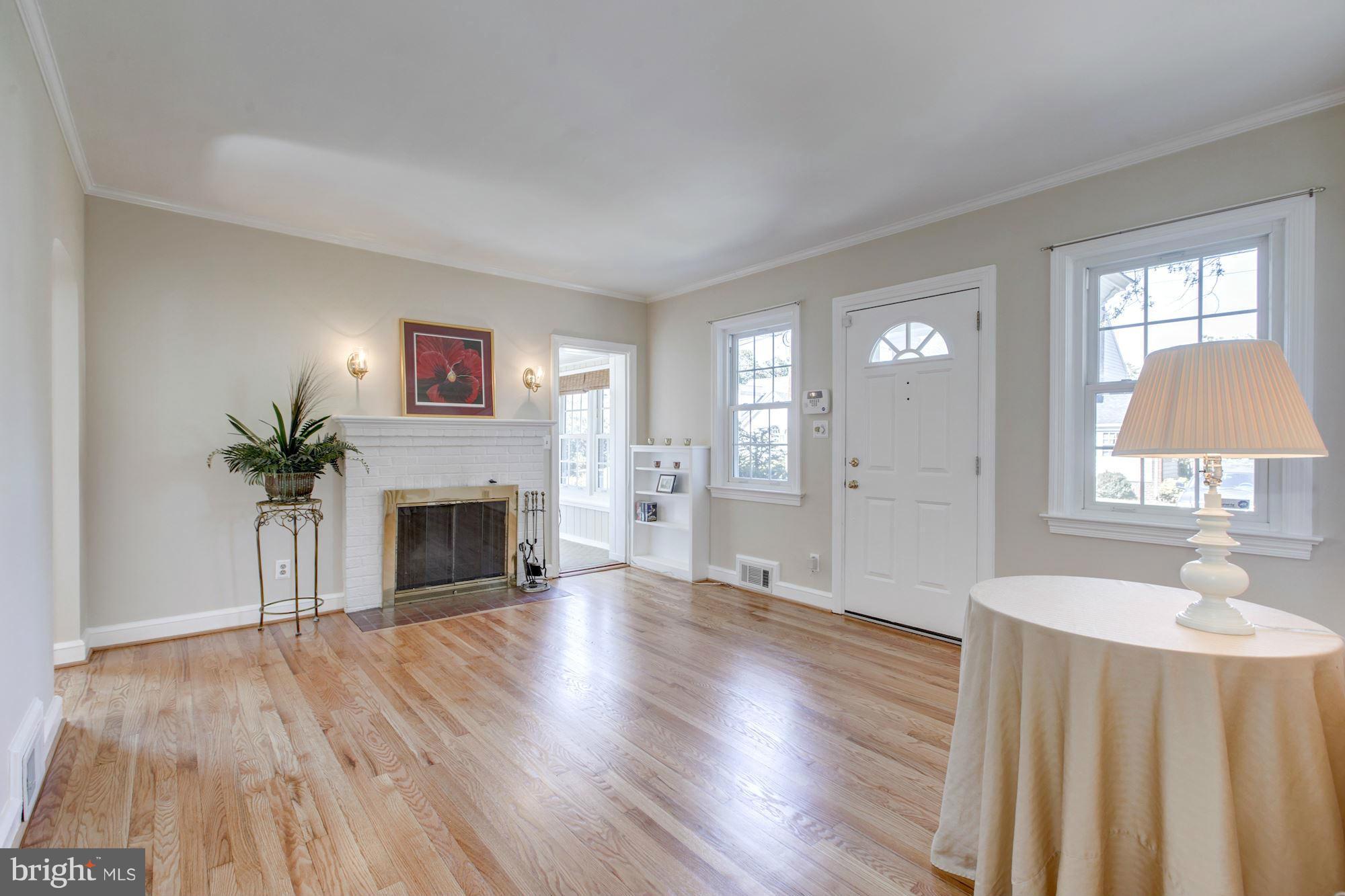 4830 25th Road North Arlington, VA 22207 - Photo 11 of 30 Living Room