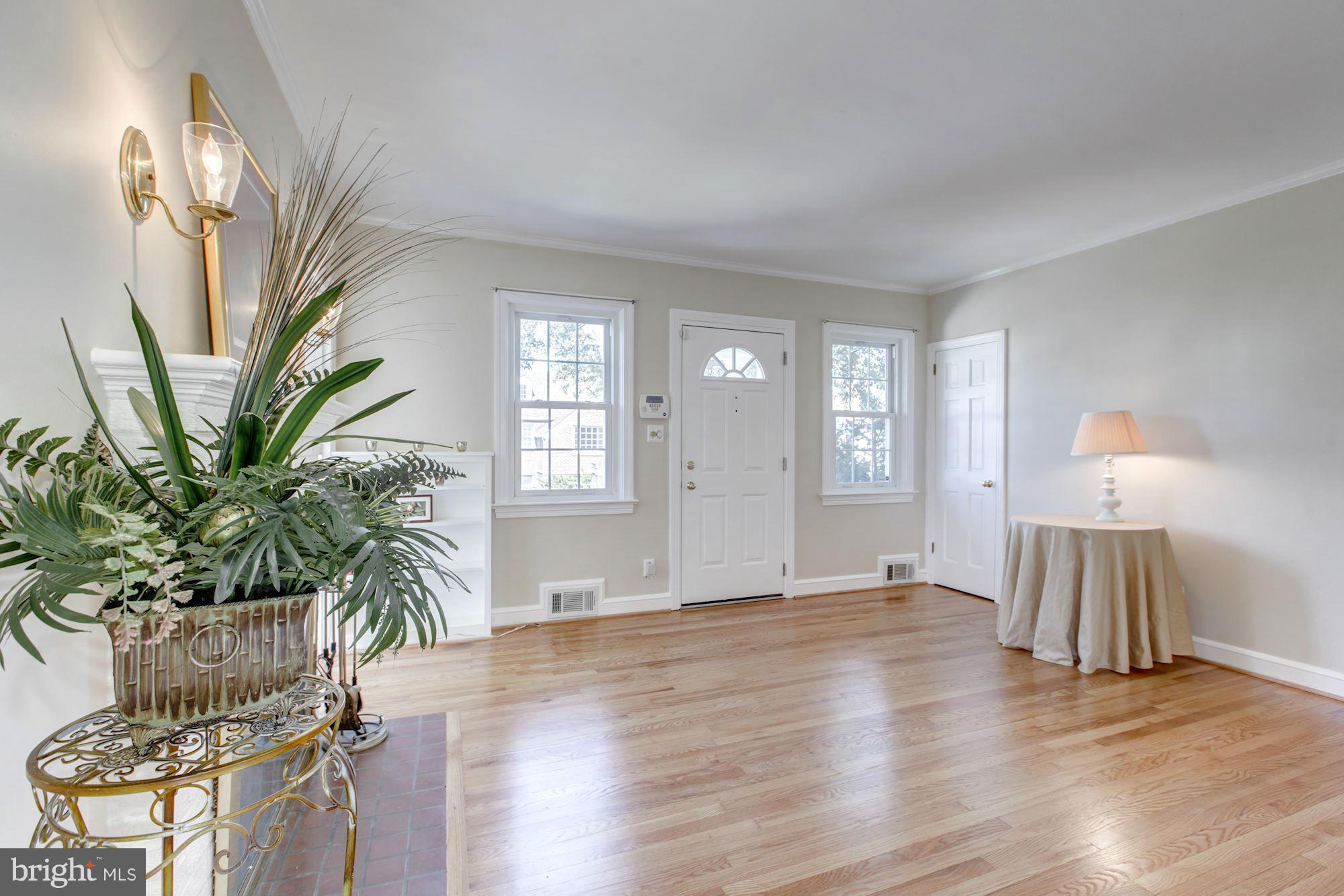 4830 25th Road North Arlington, VA 22207 - Photo 10 of 30 Living Room