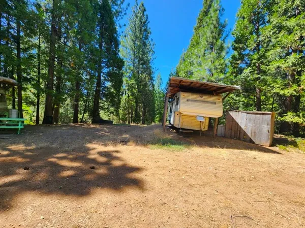 a view of a yard with car parked