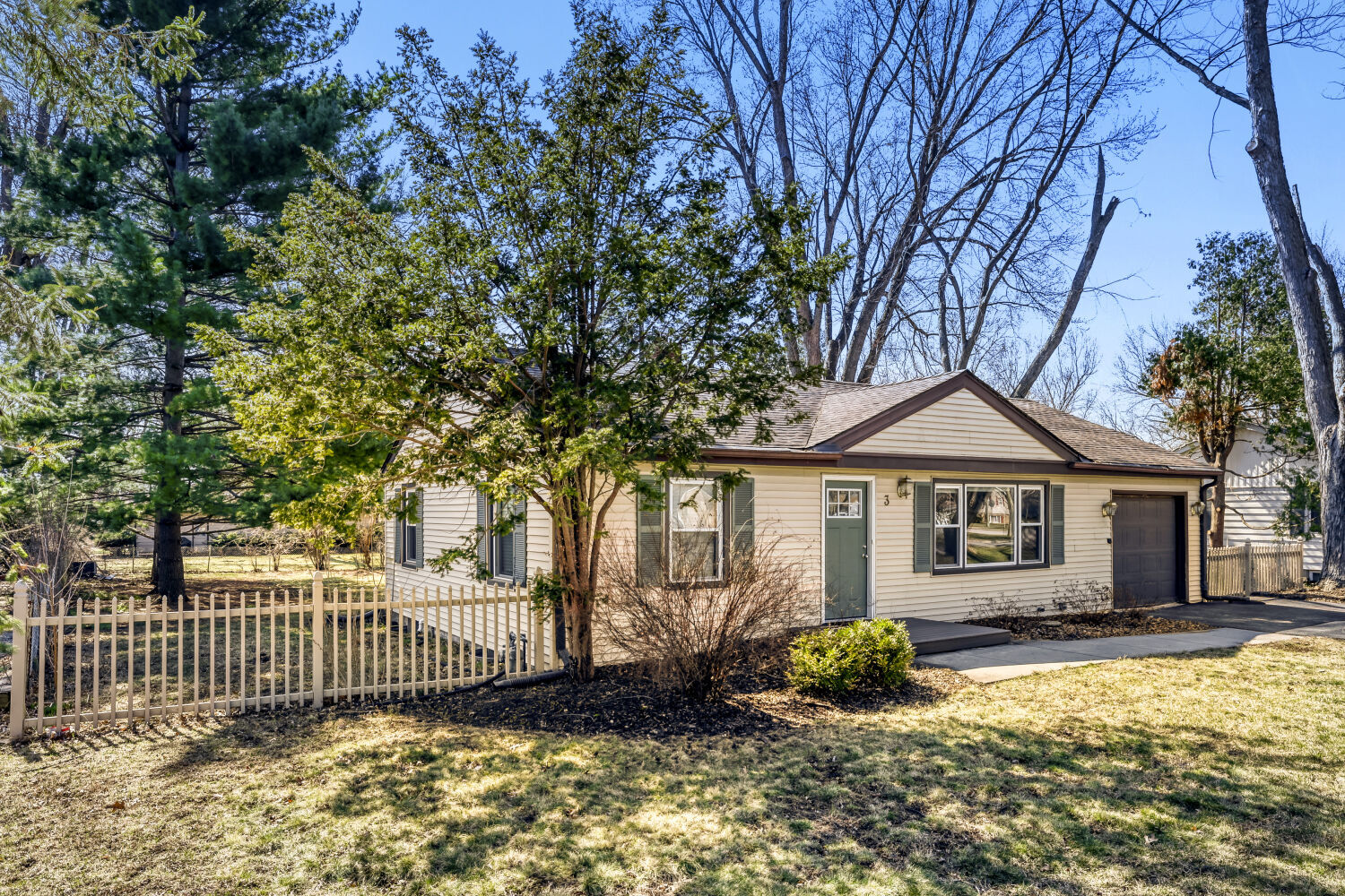 3 Sunset Lane Algonquin, IL 60102 - Photo 2 of 23 a front view of a house with a garden