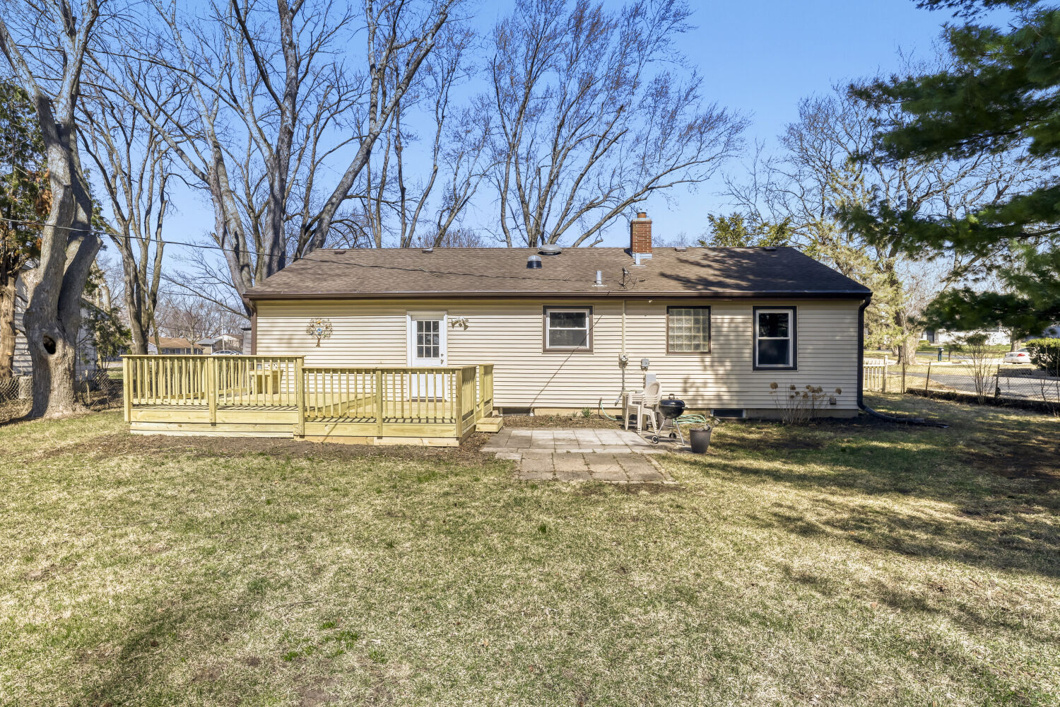 3 Sunset Lane Algonquin, IL 60102 - Photo 3 of 23 a front view of a house with garden
