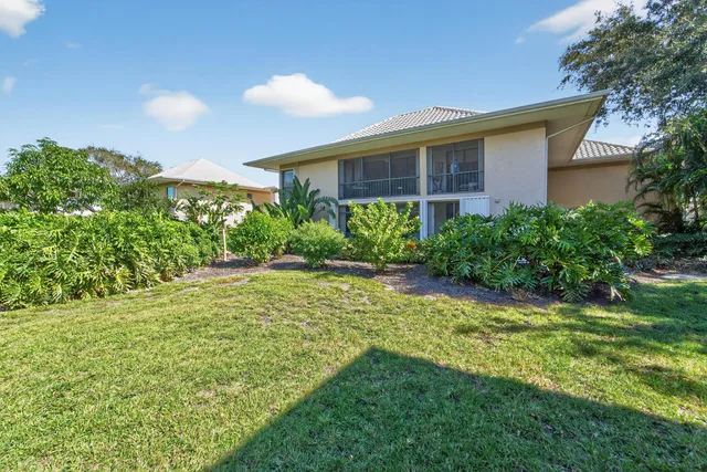 a view of yard with green space