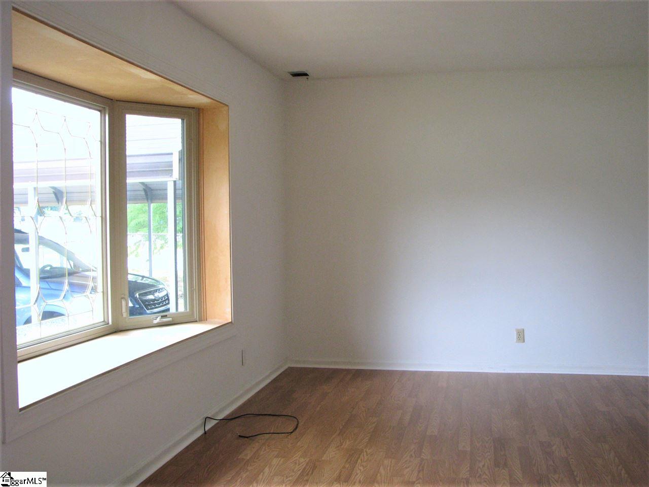 104 Fowler Road Simpsonville, SC 29681 - Photo 6 of 21 Living Room