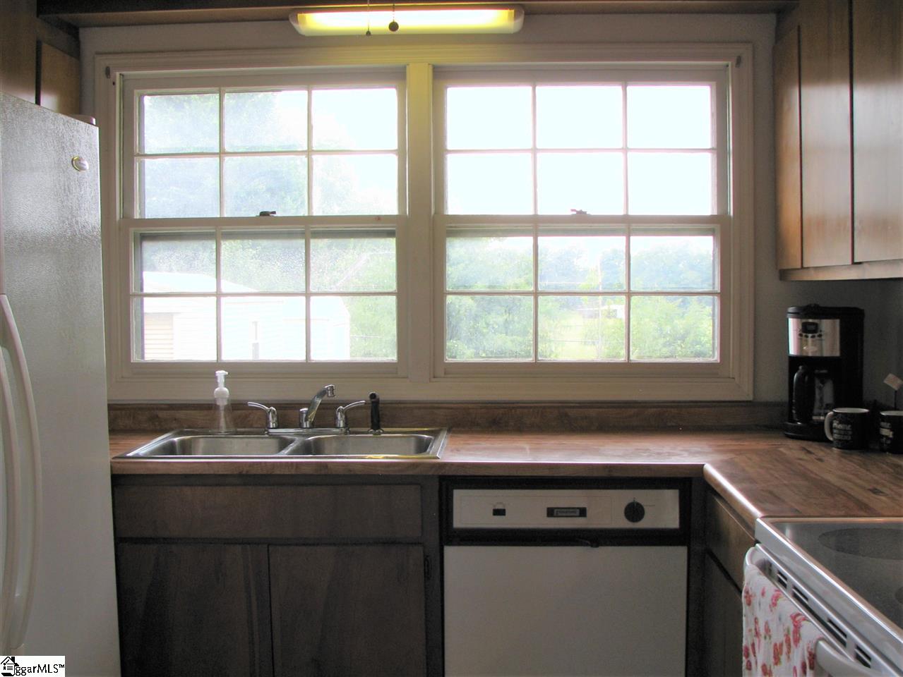 104 Fowler Road Simpsonville, SC 29681 - Photo 9 of 21 Bright Kitchen ...