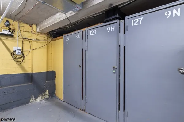 a view of walk in entryway