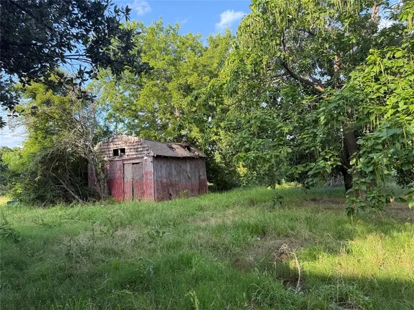 a view of yard with seating space