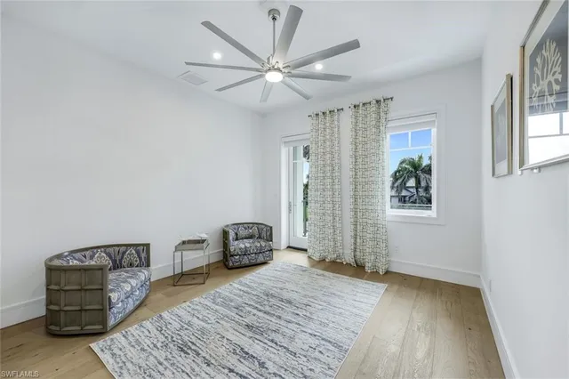 a view of livingroom with furniture