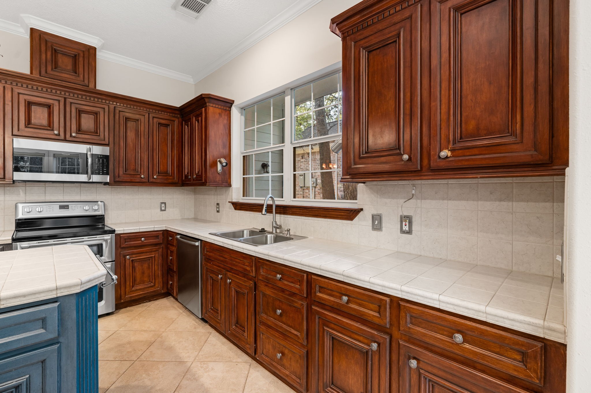 11506 Walden Road Montgomery, TX 77356 - Photo 10 of 50 a kitchen with stainless steel appliances granite countertop a sink dishwasher stove and cabinets with wooden floor