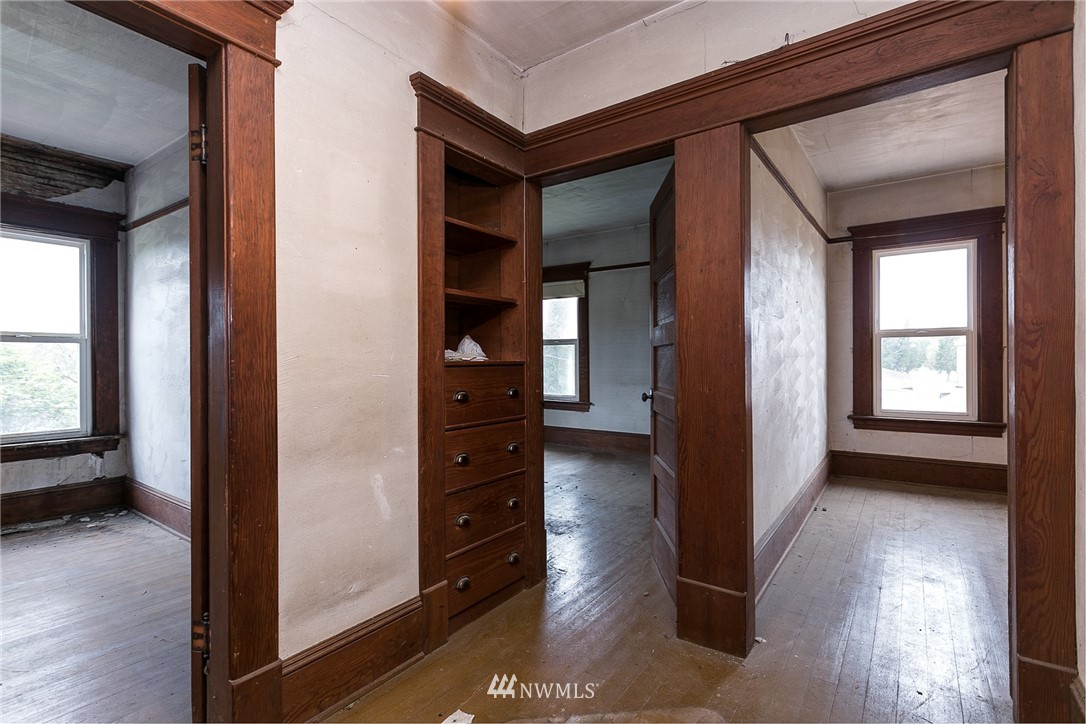 776 West Smith Road Bellingham, WA 98226 - Photo 12 of 29 a view of hallway with a large mirror and a window