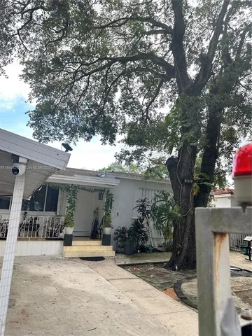 a view of a house with backyard and sitting area